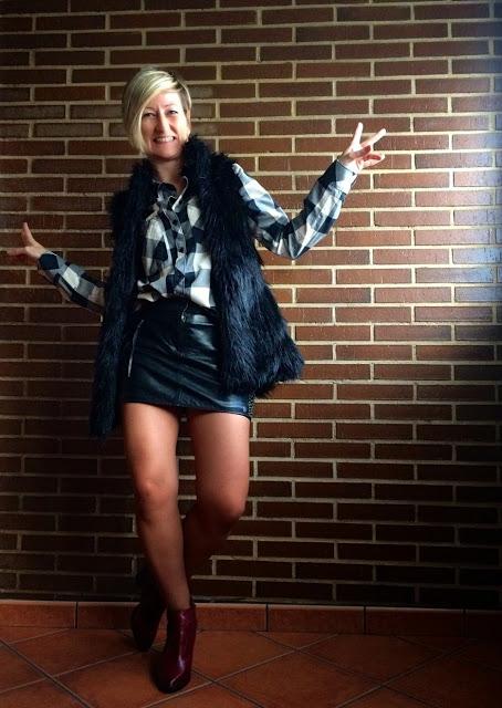 Chaleco de pelo sobre camisa de cuadros. Chaleco de pelo sobre camisa de cuadros.