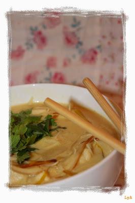 Sopa thai... de pollo, fideos, curry y leche de coco