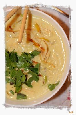 Sopa thai... de pollo, fideos, curry y leche de coco