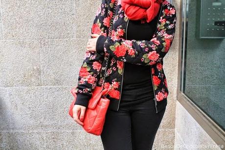 FLORES ROJAS EN MI BOMBER FLORES ROJAS EN MI BOMBER