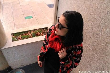 FLORES ROJAS EN MI BOMBER FLORES ROJAS EN MI BOMBER