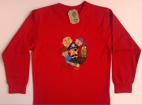 Camiseta de manga larga de niño 4-5 años color rojo, con dibujo de grupo de piratas y nombre del niño.