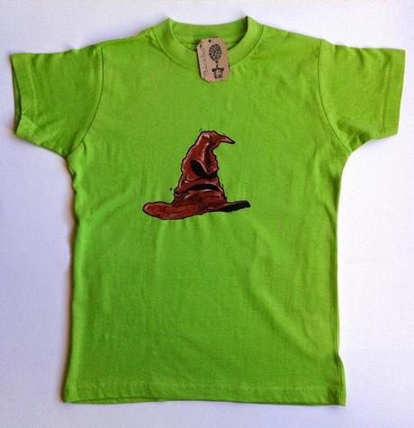 Camiseta verde para niño o niña con el sombrero (marrón) seleccionador de Hogwart pintado a mano. 