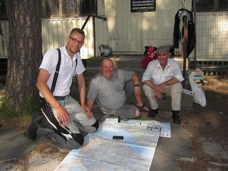 Mirando mapas con Andrej y Johannes.