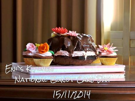 Bundt cake con frosting de queso y fresa y glaseado de ganache de chocolate negro!National Bundt Cake day! Bundt cake con frosting de queso y fresa y glaseado de ganache de chocolate negro!National Bundt Cake day!