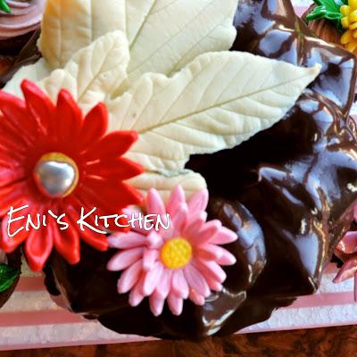 Bundt cake con frosting de queso y fresa y glaseado de ganache de chocolate negro!National Bundt Cake day! Bundt cake con frosting de queso y fresa y glaseado de ganache de chocolate negro!National Bundt Cake day!