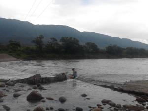 A mitad del río A la mitad del río. De página de Anahi Ruiz en Facebook.