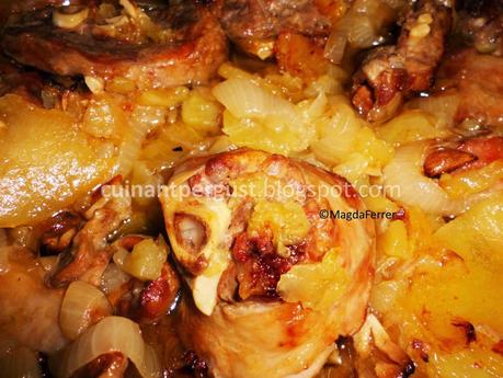 Confit de cordero en lecho de patatas y cebolla Confit de cordero en lecho de patatas y cebolla