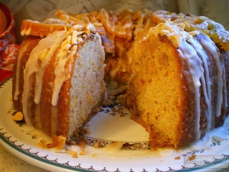 Bizcocho glaseado de mandarinas con almendras y avellanas