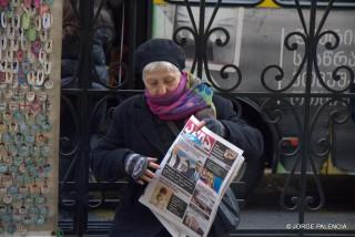 SEÑORA LEYENDO LA PRENSA EN LA AVENIDA RUSTAVELI, TBILISI