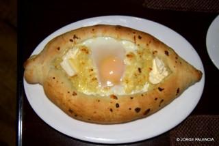 KHACHAPURI ACHARULI EN TBILISI