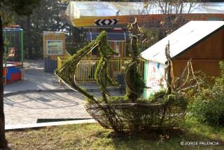 SETO CON FORMA DE BARCO EN EL PARQUE MTATSMINDA, TBILISI