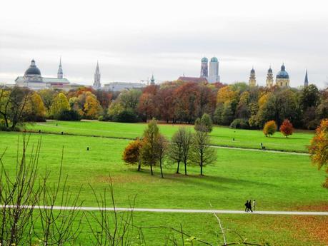 Caminar en otoño por el Jardín Inglés de Munich