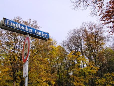 Caminar en otoño por el Jardín Inglés de Munich