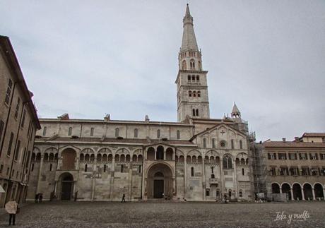 Vista de la Catedral y la Ghirlandina desde los soportales de la Piazza Grande