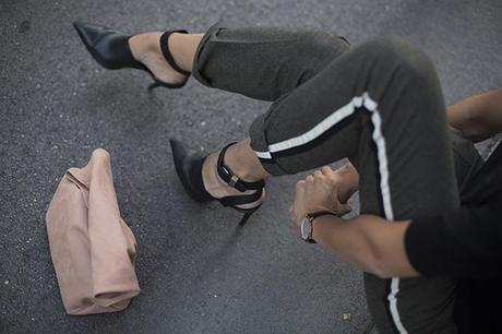 SPORTY PANTS zara sporty pants, fur scarf, estola pile, rayban, the lunch bag, pinted shoes, yo soy lola lola, OUTFITS, cristina blanco, guiadeestilo, guia de estilo blog, fashion blogger