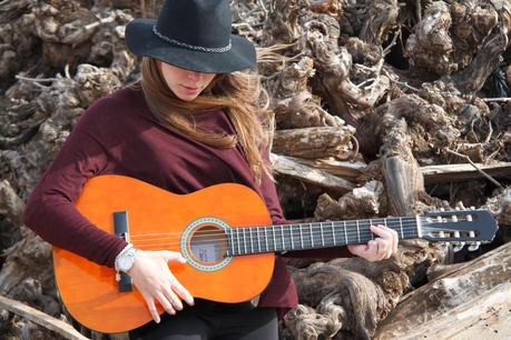 CON SOMBRERO Y GUITARRA