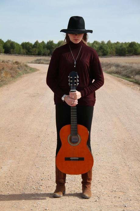 CON SOMBRERO Y GUITARRA