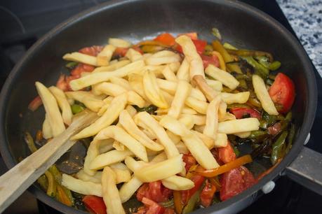 Huevos al horno con patatas, verdura y pollo Huevos al horno con patatas, verdura y pollo