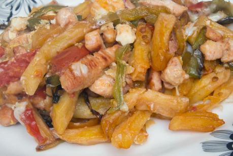 Huevos al horno con patatas, verdura y pollo Huevos al horno con patatas, verdura y pollo