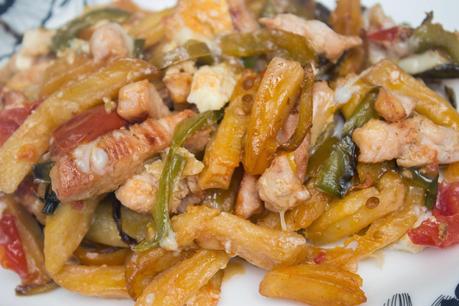 Huevos al horno con patatas, verdura y pollo Huevos al horno con patatas, verdura y pollo