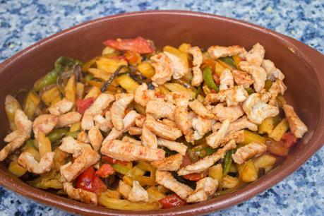Huevos al horno con patatas, verdura y pollo Huevos al horno con patatas, verdura y pollo