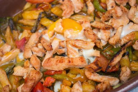 Huevos al horno con patatas, verdura y pollo Huevos al horno con patatas, verdura y pollo