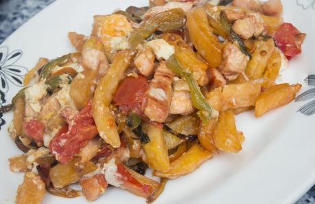 Huevos al horno con patatas, verdura y pollo Huevos al horno con patatas, verdura y pollo