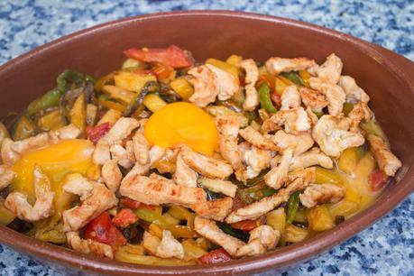 Huevos al horno con patatas, verdura y pollo Huevos al horno con patatas, verdura y pollo