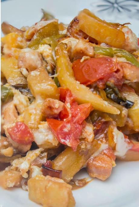 Huevos al horno con patatas, verdura y pollo Huevos al horno con patatas, verdura y pollo
