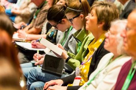 Asistentes tomando notas RootsTech People spanish