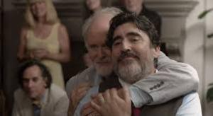 Crítica de “El amor es extraño” (2014) Manu Zapata_El cine (de estreno) fácil de leer_vivazapata.net_ abrazados