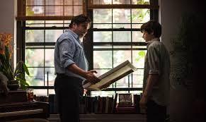 Crítica de “El amor es extraño” (2014) Manu Zapata_El cine (de estreno) fácil de leer_vivazapata.net_ Molina con el niño al final
