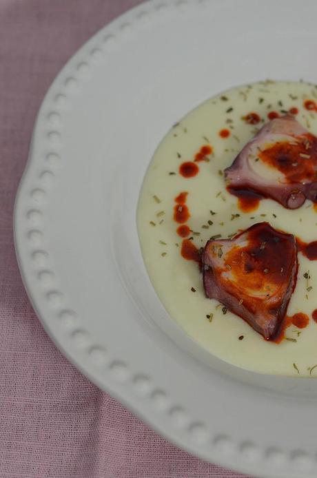 Pulpo a la plancha con crema de patata y aceite de pimentón. Receta de Antonio Arrabal en “Trucos de Cocina” Pulpo a la plancha con crema de patata y aceite de pimentón. Receta de Antonio Arrabal en “Trucos de Cocina”