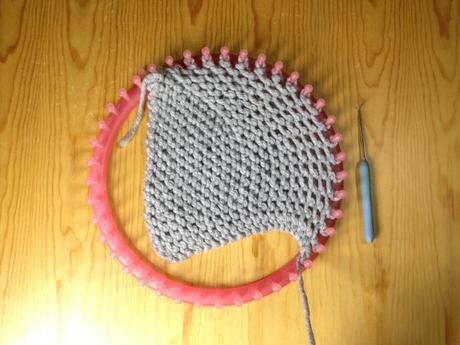 Loom knitting a cloche hat using a knifty knitter