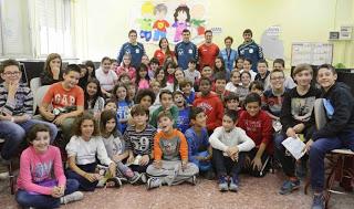 Lolo y Pablo Mel se sometieron a la preguntas de los alumnos del CEIP Pablo Neruda en el Taller de Periodismo