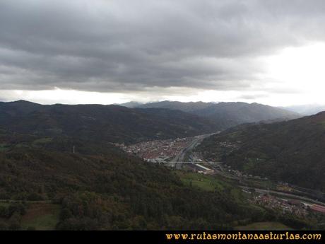 Ruta Olloniego Escobín: Vista de Mieres desde el pico la Boa