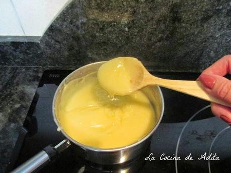 TARTALETAS DE CREMA CON UVAS, MORAS, FRESAS Y MANGO TARTALETAS DE CREMA CON UVAS, MORAS, FRESAS Y MANGO