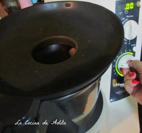 TARTALETAS DE CREMA CON UVAS, MORAS, FRESAS Y MANGO TARTALETAS DE CREMA CON UVAS, MORAS, FRESAS Y MANGO