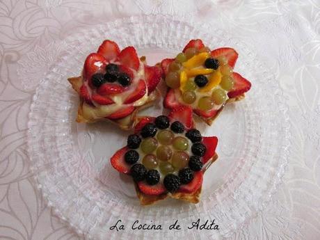 TARTALETAS DE CREMA CON UVAS, MORAS, FRESAS Y MANGO TARTALETAS DE CREMA CON UVAS, MORAS, FRESAS Y MANGO
