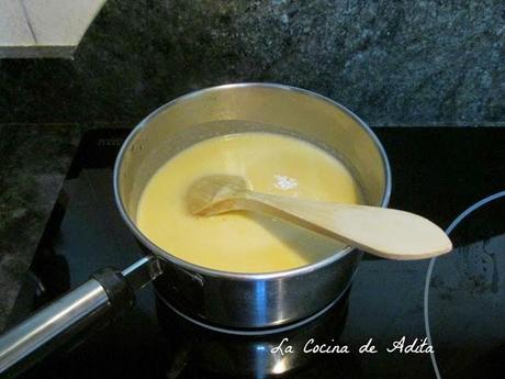 TARTALETAS DE CREMA CON UVAS, MORAS, FRESAS Y MANGO TARTALETAS DE CREMA CON UVAS, MORAS, FRESAS Y MANGO