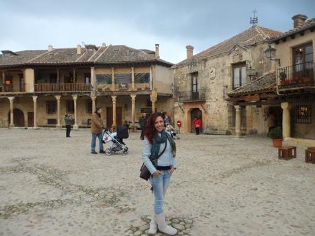 Un dia en Pedraza, biker azul de zara y botas UGG Un dia en Pedraza, biker azul de zara y botas UGG