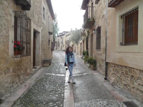 Un dia en Pedraza, biker azul de zara y botas UGG Un dia en Pedraza, biker azul de zara y botas UGG