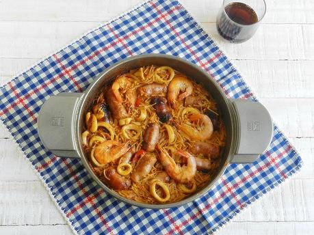 Fideuá de butifarra, calamares y langostinos Fideuá de butifarra, calamares y langostinos