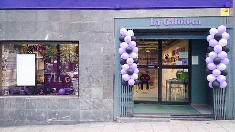 Fachada con los globos de la gatoteca por el primer aniversario abriga, adopcion, cafe, curiosidad, donde ir, gatito, gato, la gatoteca, lugares, madrid, michi, mundo mejor, neko