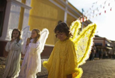 Ángeles de amarillo / En el Día Internacional del Niño