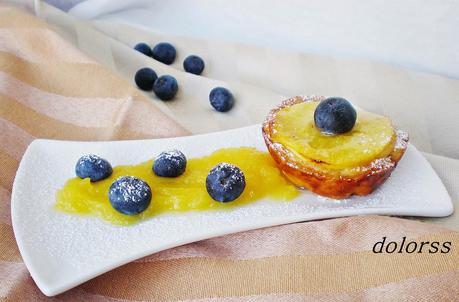 Tartas mini de hojaldre con crema pastelera, manzanas y arándanos Tartas mini de hojaldre con crema pastelera, manzanas y arándanos