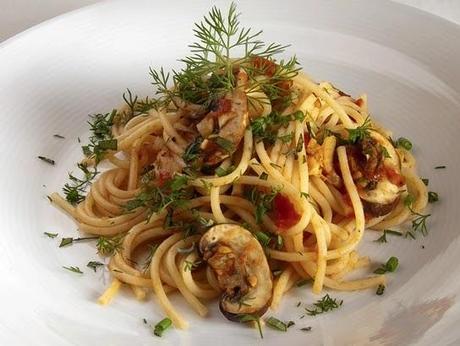 Espaguetis con tomate, champiñones y hierbas aromáticas
