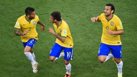 Brasil arranca el Mundial, con ayuda arbitral Brasil arranca el Mundial, con ayuda arbitral