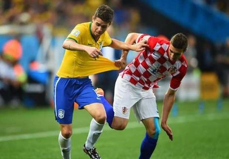 Brasil arranca el Mundial, con ayuda arbitral Brasil arranca el Mundial, con ayuda arbitral